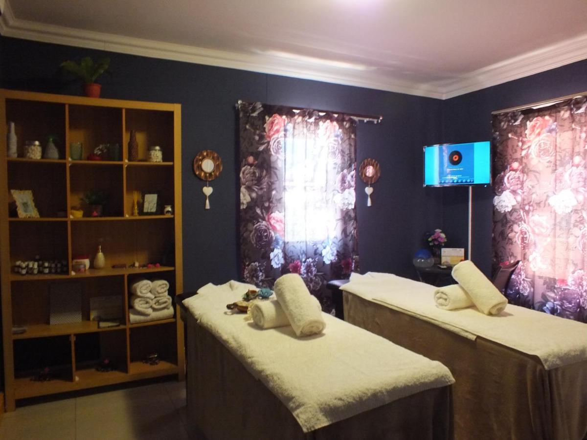 Royal Castle Guest House Уиндхоек Екстериор снимка