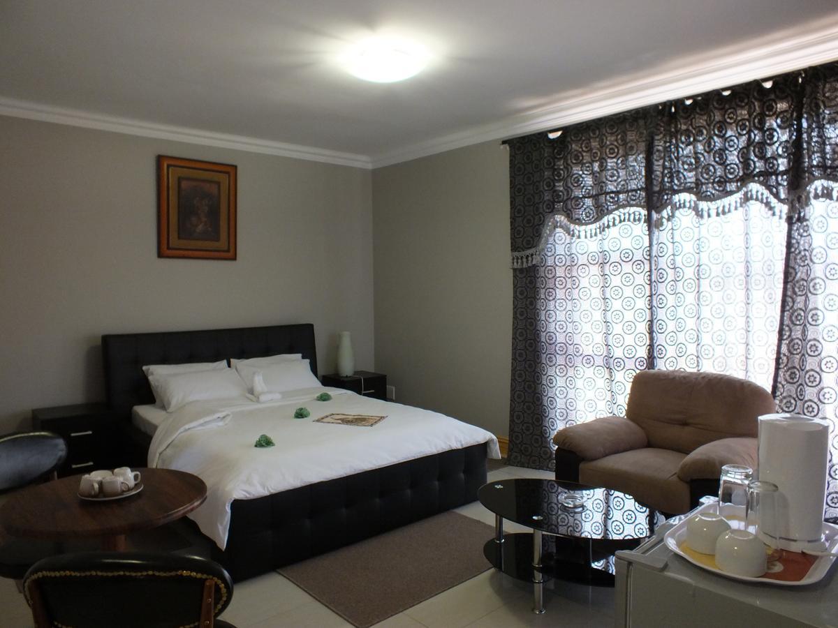 Royal Castle Guest House Уиндхоек Екстериор снимка